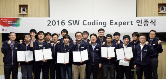 LG전자는 서울 양재동 서초R&D(연구개발)캠퍼스에서 소프트웨어 코딩 전문가 5기 인증식을 개최했다고 14일 밝혔다. 안승권 LG전자 CTO (오른쪽에서 여덟번째), 민경오 소프트웨어 센터장(오른쪽에서 두번째)이 새로 선발된 코딩전문가들과 기념촬영을 하고 있다.    LG전자 제공